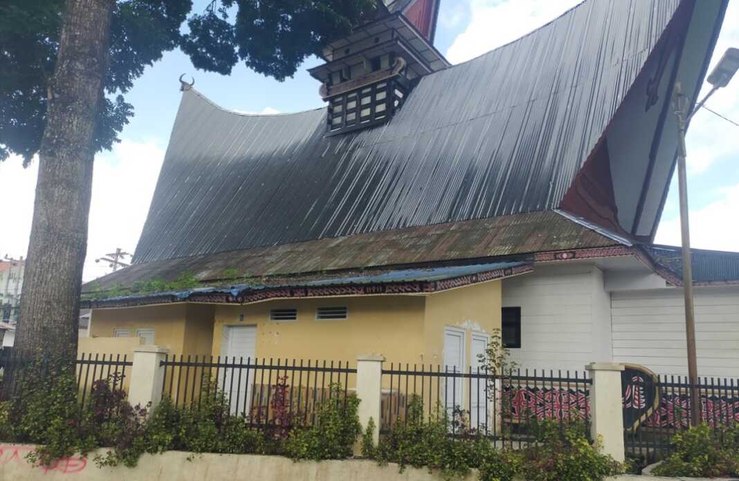 DITUMBUHI RUMPUT: Kondisi gedung Nasional Djauli Manik Sidikalang di Jalan Sisingamangaraja Sidikalang, Kabupaten Dairi. Bagian atap belakang ditumbuhi rumput. (RUDY SITANGGANG/SUMUT POS).