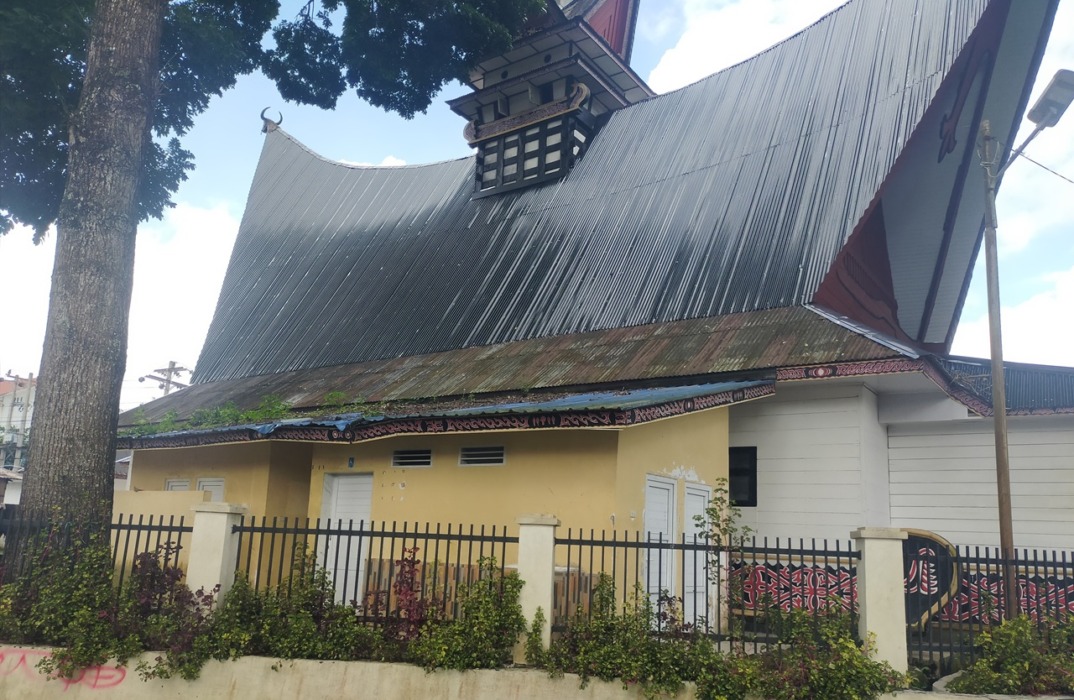 Gedung Nasional Djauli Manik Sidikalang Memprihatinkan, Atap Ditumbuhi Rumput