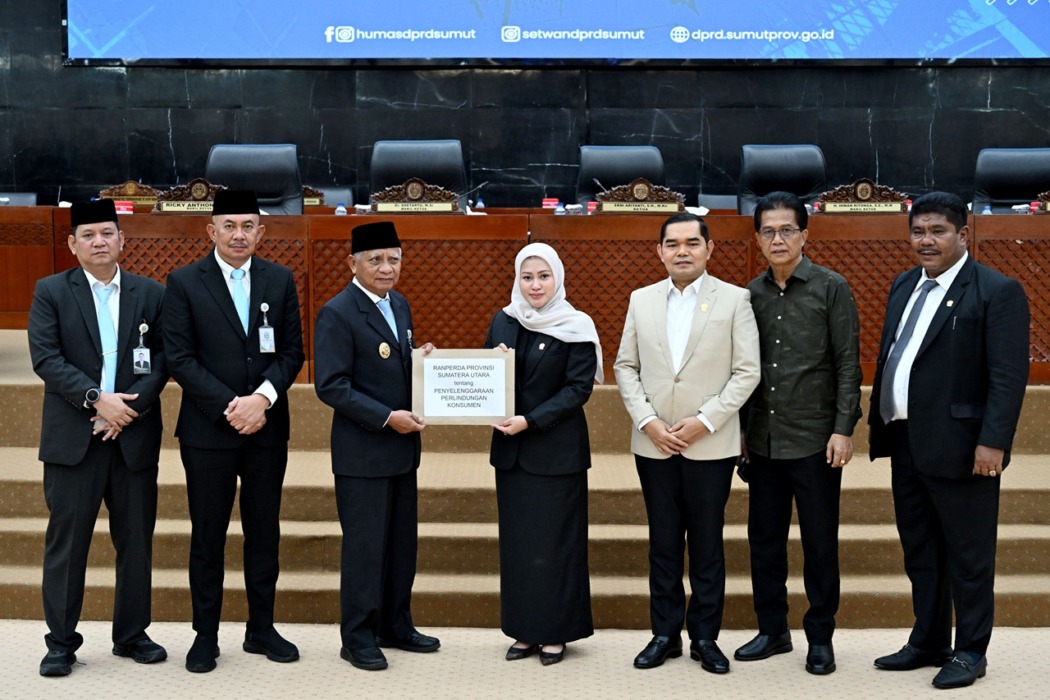 LKPJ: Wagubsu Surya menerima pengesahan rekomendasi LKPj 2025 dari Ketua DPRD Sumut Erni Ariyanti di Gedung DPRD Sumut, Jalan Imam Bonjol Medan, Senin (11/5/2026).(Foto : Diskominfo Sumut)