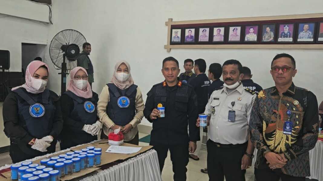 BERSAMA: Kalapas Binjai Mochamad Mukaffi (tiga dari kanan) foto bersama petugas BNN usai tes urine. (Istimewa/Sumut Pos)