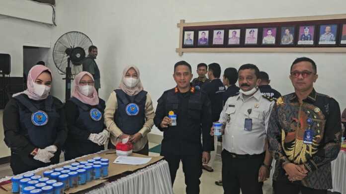 BERSAMA: Kalapas Binjai Mochamad Mukaffi (tiga dari kanan) foto bersama petugas BNN usai tes urine. (Istimewa/Sumut Pos)
