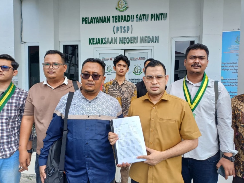 LAPORAN: Dirut PUD Pasar Kota Medan Anggia Ramadhan didampingi kuasa hukum, membuat laporan dugaan korupsi ke Kejari Medan, Senin (11/5/2026). (Markus Pasaribu/Sumut Pos)