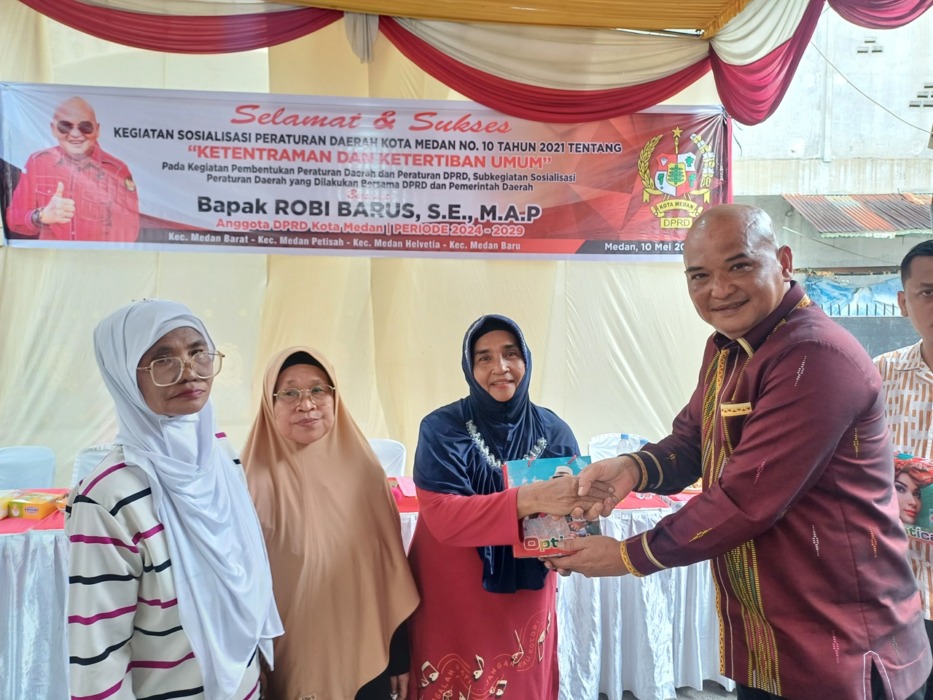 SOSIALISASI: Ketua Fraksi PDIP DPRD Medan, Robi Barus SE M.AP menggelar Sosialisasi Perda tentang Trantibum di Medan Baru, Minggu (10/5/2026) sore. (Markus Pasaribu/Sumut Pos)