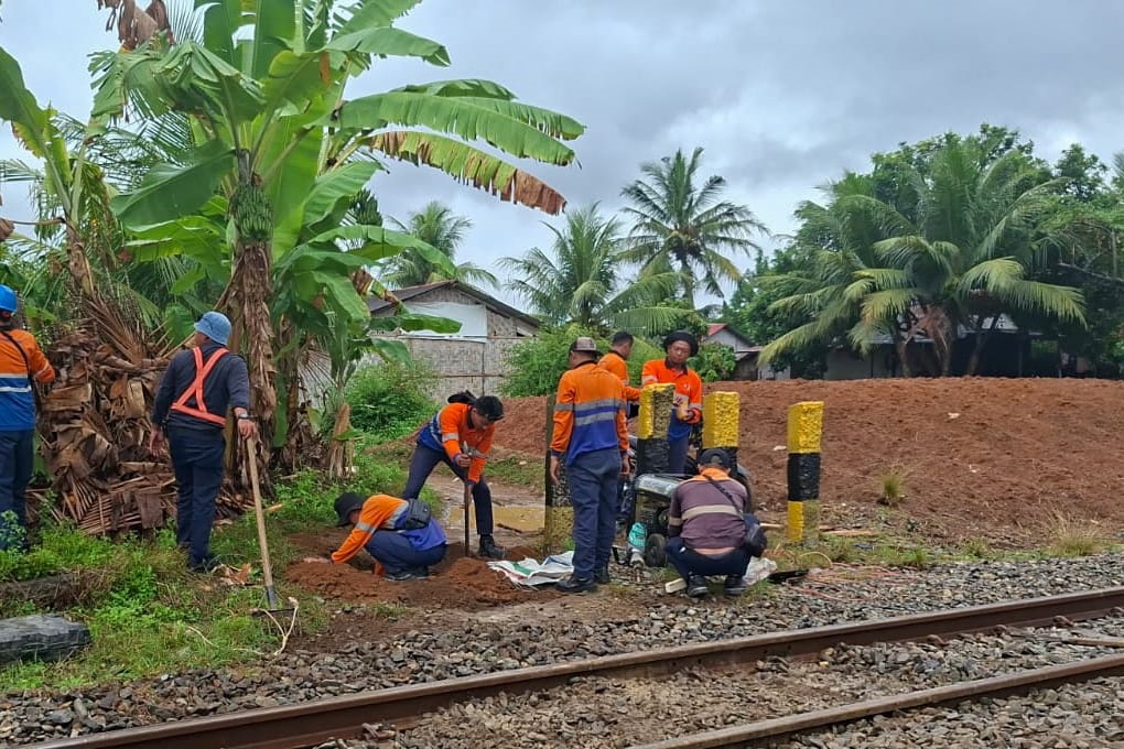 TERTIBKAN: PT Kereta Api Indonesia (Persero) Divisi Regional I Sumut saat menertibkan perlintasan sebidang demi keselamatan.