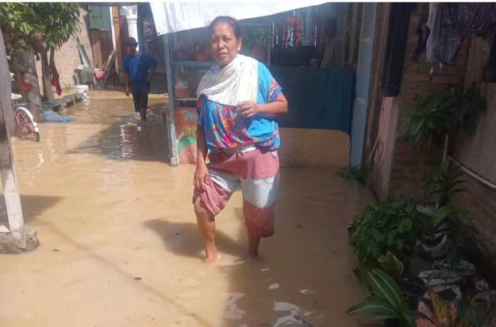 RUMAH WARGA BANJIR: Kondisi air Sungai Padang yang meluap dan merendam rumah warga terdampak banjir di Kelurahan Bandar Utama, Kota Tebingtinggi, (11/5). (Azan purba / SumutPos).