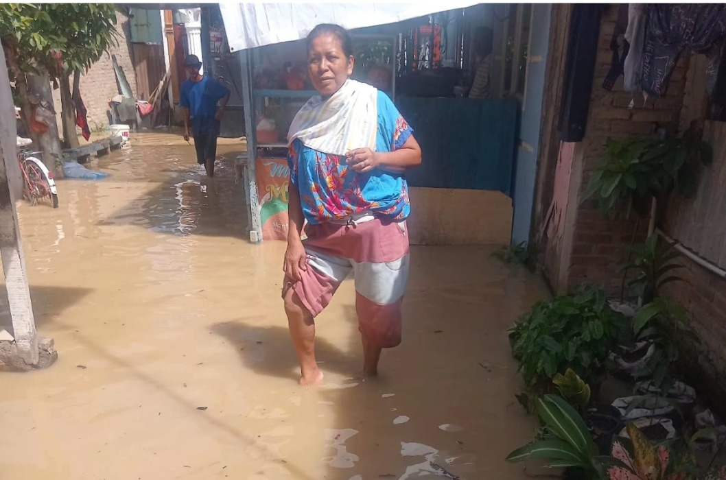 RUMAH WARGA BANJIR: Kondisi air Sungai Padang yang meluap dan merendam rumah warga terdampak banjir di Kelurahan Bandar Utama, Kota Tebingtinggi, (11/5). (Azan purba / SumutPos).