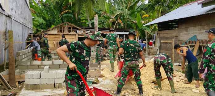 BANGUN RTLH: Satgas Karya Bakti TNI Kodam I/BB saat melaksanakan pembangunan RTLH milik warga, di Gunungsitoli, Senin (11/5). (Istimewa/Sumut Pos)