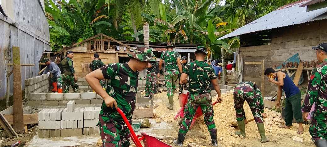 BANGUN RTLH: Satgas Karya Bakti TNI Kodam I/BB saat melaksanakan pembangunan RTLH milik warga, di Gunungsitoli, Senin (11/5). (Istimewa/Sumut Pos)