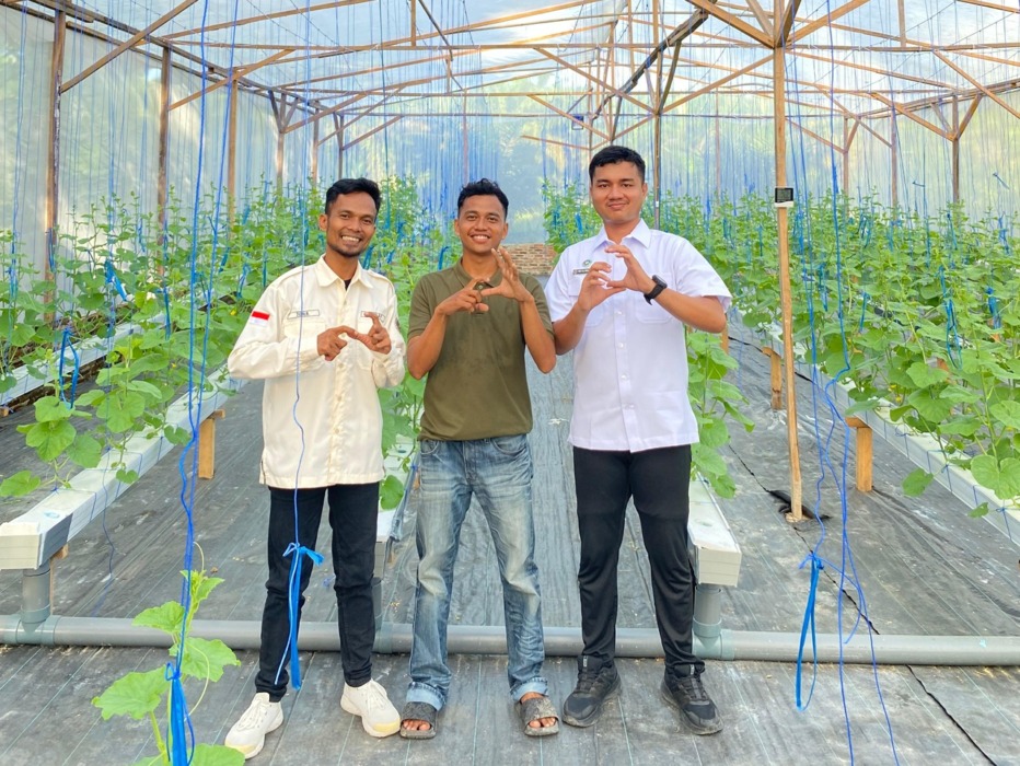 TINJAU: Yayasan Kumle Jaya Bermartabat dan SPPG Negerilama mengunjungi lokasi budidaya melon milik Sofyan Daulay di Desa Sei Tampang. (fajar)