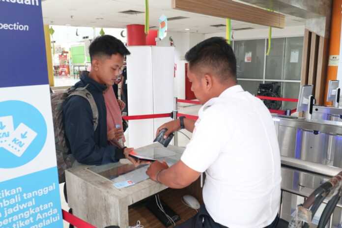 KERETA API: Calon penumpang saat bergegas naik ke atas kereta api. Menyambut libur Kenaikan Yesus Kristus, KAI Divre I Sumut menambah kapasitas sebanyak 1.368 tempat duduk.