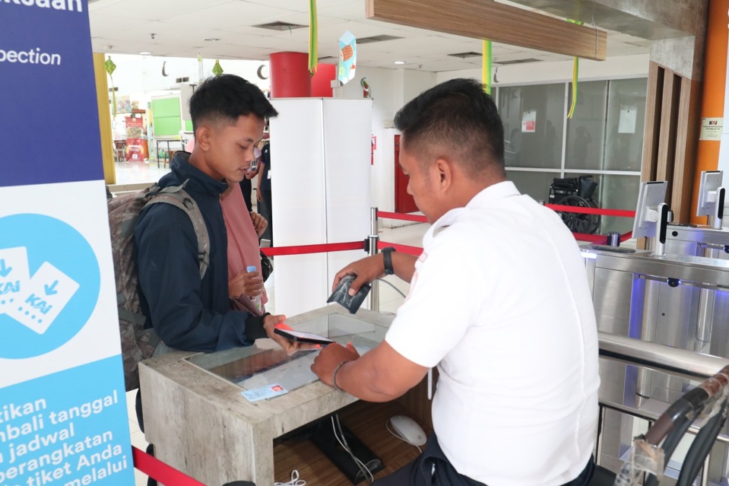 KERETA API: Calon penumpang saat bergegas naik ke atas kereta api. Menyambut libur Kenaikan Yesus Kristus, KAI Divre I Sumut menambah kapasitas sebanyak 1.368 tempat duduk.