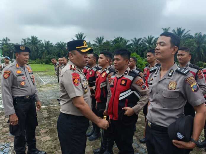 PEMERIKSAAN: Kapolres Palas, AKBP Dodik Yuliyanto Sik saat memimpin langsung pemeriksaan mendadak terhadap sikap tampang dan kerapian seluruh personelnya, Senin (11/5).