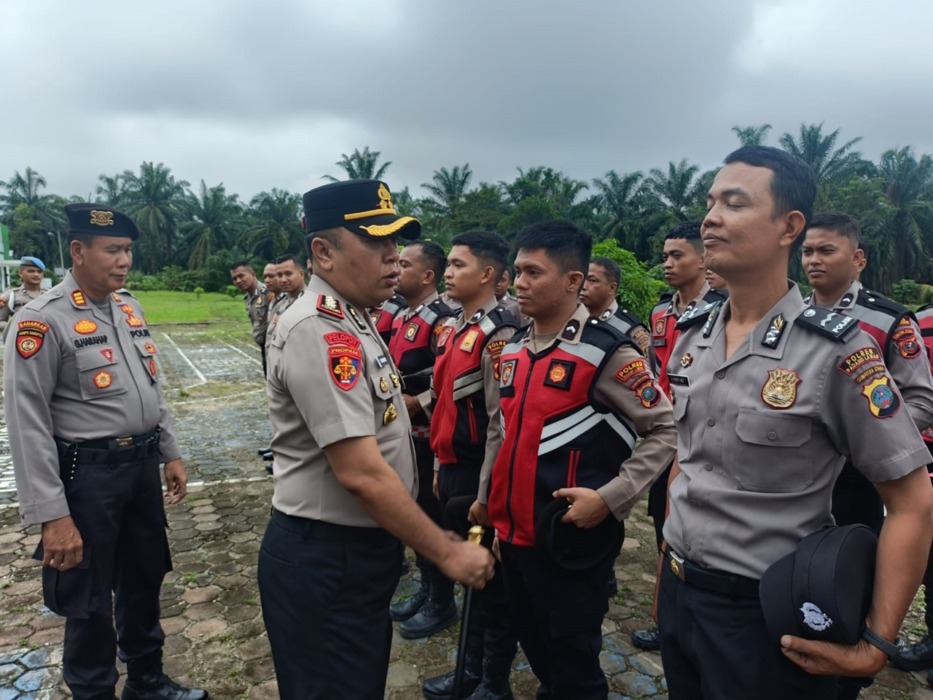 PEMERIKSAAN: Kapolres Palas, AKBP Dodik Yuliyanto Sik saat memimpin langsung pemeriksaan mendadak terhadap sikap tampang dan kerapian seluruh personelnya, Senin (11/5).