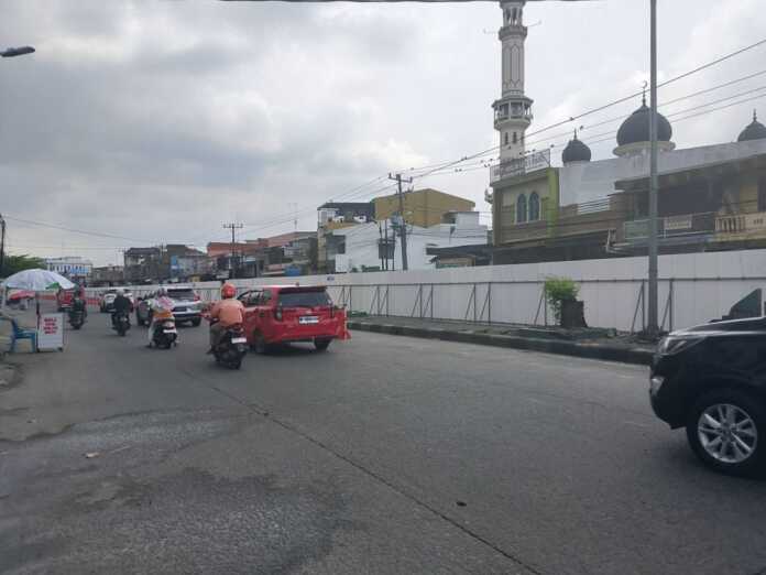 DIPAGAR SENG: Pemagaran dengan menggunakan seng sebagai pembatas untuk pembangunan proyek BRT di Jalan Sisingamangaraja Medan. Di sepanjang jalan ini, jajaran pohon sudah ditebang. DIPAGAR SENG: Pemagaran dengan menggunakan seng sebagai pembatas untuk pembangunan proyek BRT di Jalan Sisingamangaraja Medan. Di sepanjang jalan ini, jajaran pohon sudah ditebang.