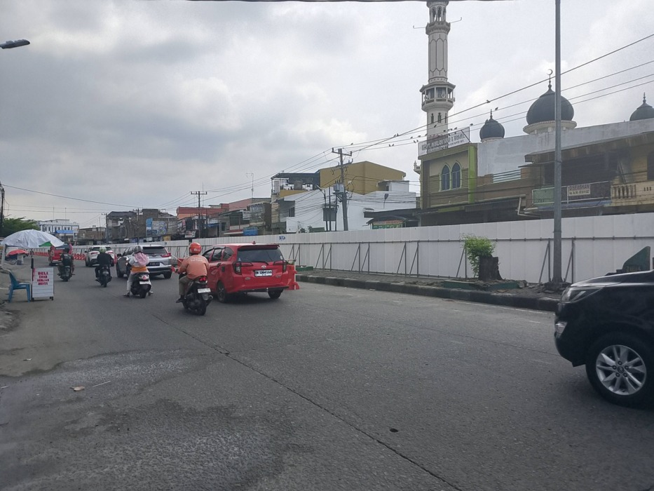 DIPAGAR SENG: Pemagaran dengan menggunakan seng sebagai pembatas untuk pembangunan proyek BRT di Jalan Sisingamangaraja Medan. Di sepanjang jalan ini, jajaran pohon sudah ditebang.