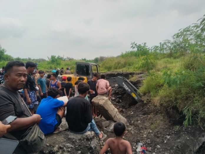 CARI JASAD: Satu unit alat berat mencari jasad dua pria yang tertimbun longsor saat mengorek tanah yang diduga mengandung biji timah di kawasan Jalan KL Yos Sudarso, Kelurahan Kota Bangun, Medan Deli, Selasa (12/5/2026). CARI JASAD: Satu unit alat berat mencari jasad dua pria yang tertimbun longsor saat mengorek tanah yang diduga mengandung biji timah di kawasan Jalan KL Yos Sudarso, Kelurahan Kota Bangun, Medan Deli, Selasa (12/5/2026).