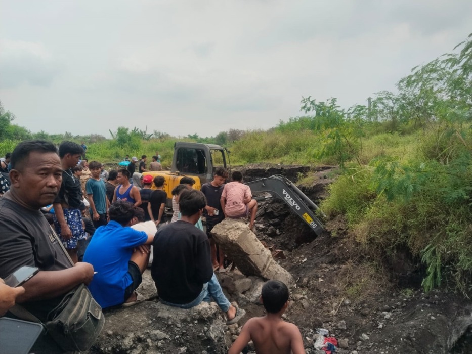 CARI JASAD: Satu unit alat berat mencari jasad dua pria yang tertimbun longsor saat mengorek tanah yang diduga mengandung biji timah di kawasan Jalan KL Yos Sudarso, Kelurahan Kota Bangun, Medan Deli, Selasa (12/5/2026).