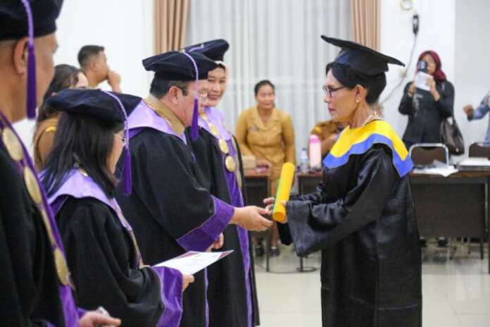 LANSIA DIWISUDA: Momen para lansia mengikuti acara wisuda di Ruang Data Balai Kota Pematangsiantar, Selasa (12/5).