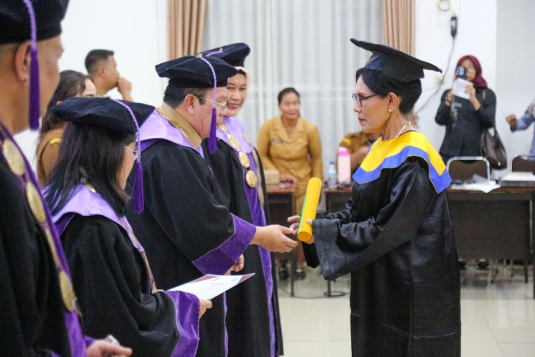 LANSIA DIWISUDA: Momen para lansia mengikuti acara wisuda di Ruang Data Balai Kota Pematangsiantar, Selasa (12/5).