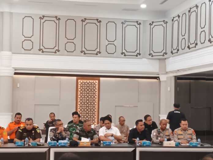 DUKUNGAN: Komando Daerah Angkatan Laut I (Kodaeral I) menunjukkan dukungannya terhadap penyelenggaraan ajang olahraga internasional Trail Of The King–Lake Toba By UTMB 2026 dengan menghadiri rapat persiapan lintas sektoral yang digelar di Aula Raja Inal Siregar (RIS), Kantor Gubernur Sumatera Utara, Medan, Selasa (12/5/2026).(Foto : Dispen Kodaeral I)
