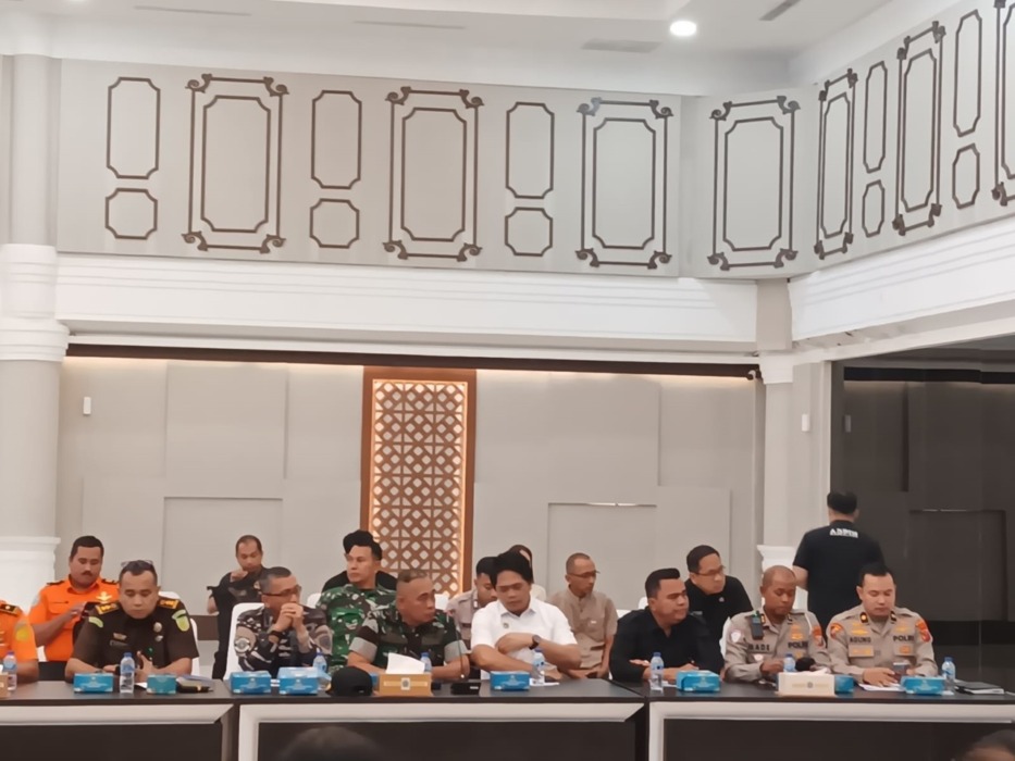 DUKUNGAN: Komando Daerah Angkatan Laut I (Kodaeral I) menunjukkan dukungannya terhadap penyelenggaraan ajang olahraga internasional Trail Of The King–Lake Toba By UTMB 2026 dengan menghadiri rapat persiapan lintas sektoral yang digelar di Aula Raja Inal Siregar (RIS), Kantor Gubernur Sumatera Utara, Medan, Selasa (12/5/2026).(Foto : Dispen Kodaeral I)