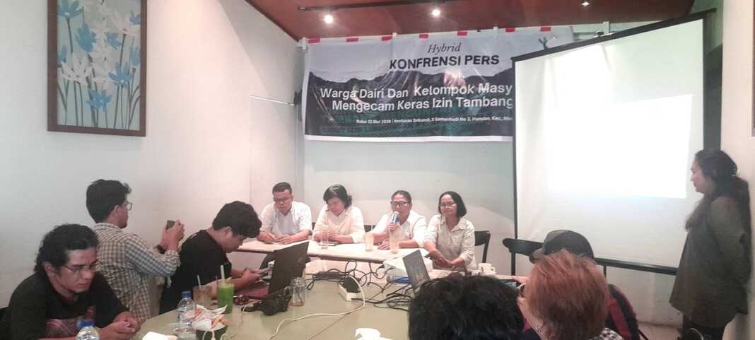 TOLAK: Warga Dairi didampingi Kuasa Hukum Sekber Tolak Tambang PT DPM, Hendra Sinurat dan Bakumsu saat menggelar temu pers, di Restoran Srikandi, Jalan Samanhudi Medan. Dewi Syahruni Lubis/Sumut Pos
