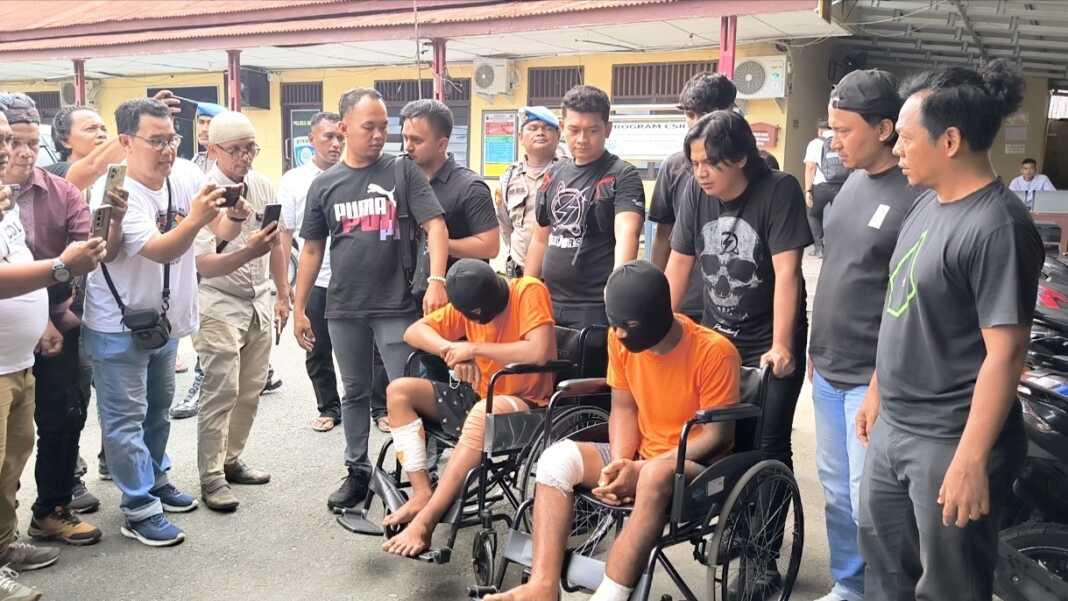 PAPARAN: Kedua tersangka saat dipamerkan Tim Cobra Polres Binjai saat paparan. (Teddy Akbari/Sumut Pos)