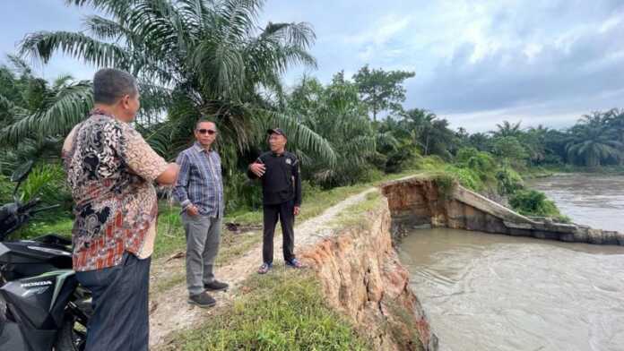 MEMASTIKAN: Dinas Sumber Daya Air (SDA) Sumatera Utara memastikan akan segera melakukan perbaikan terhadap Bendung Cinta Maju dan Bendung Tanjung Muda yang berada di Kabupaten Batubara.(Foto : Dinas SDA Sumut)