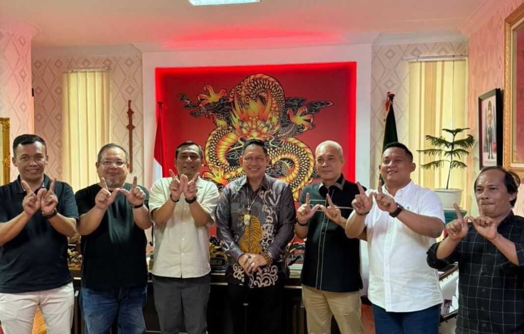 AUDIENSI: Ketua DPRD Kota Medan, Wong Chun Sen, menerima kunjungan audiensi manajemen Garuda Indonesia, di ruang kerja Ketua DPRD Medan, Selasa (12/05/2026).
