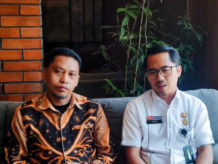 KETERANGAN: Kabid Pembinaan SMP Prayogi (kanan), saat memberikan keterangan. KETERANGAN: Kabid Pembinaan SMP Prayogi (kanan), saat memberikan keterangan.