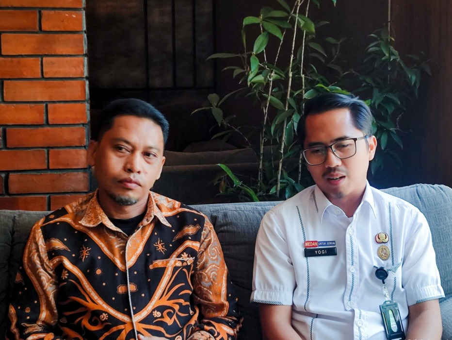 KETERANGAN: Kabid Pembinaan SMP Prayogi (kanan), saat memberikan keterangan.