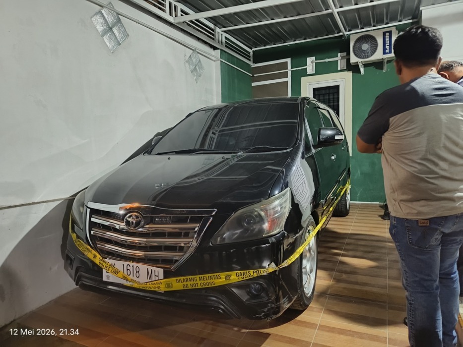 KERUSAKAN: Mobil Toyota Innova BK 1618 MH yang terparkir di rumah pegawai Lapas di Jalan Bani Hasyim, Kecamatan Padanghilir, Kota Tebingtinggi, mengalami kerusakan bagian kaca bawa depan, diduga akibat tembakan OTK, Selasa (12/5) malam.