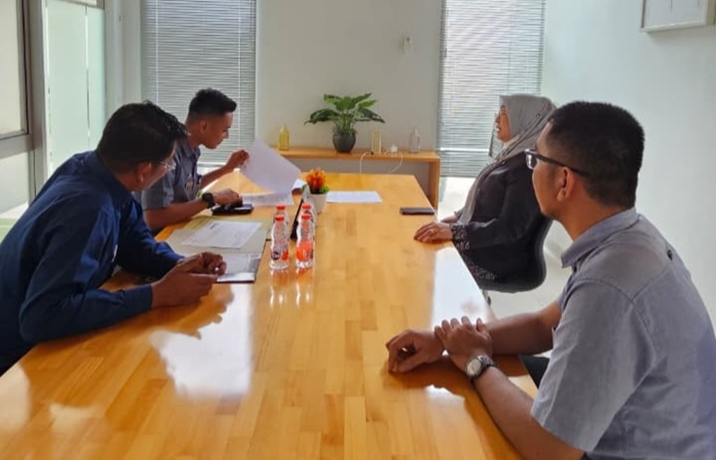 KUNJUNGAN: Disperindag ESDM Sumut melalui Cabang Dinas Wilayah III Pematangsiantar melakukan kunjungan lapangan dalam rangka pembinaan dan pengawasan pelaksanaan perizinan operasi sektor ketenagalistrikan pada dua perusahaan, yakni PT Suriatama Mahkota Kencana (Suzuya Group) dan PT Karya Bhakti Manunggal.//(Foto : Disperindag dan ESDM Sumut)