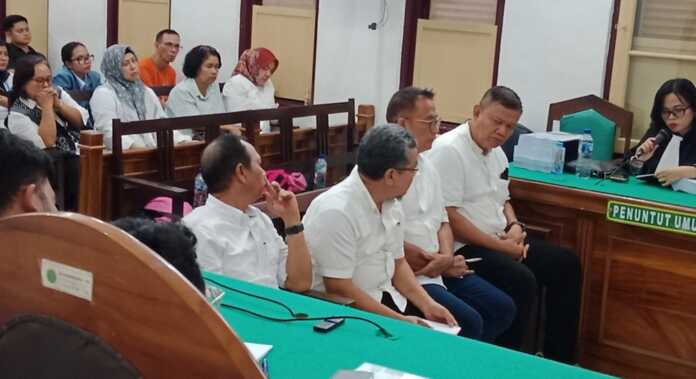 SIDANG: Empat terdakwa korupsi kasus pengalihan aset PTPN II, menjalani sidang tuntutan di Pengadilan Tipikor Medan, Rabu (13/5) sore. Gusman/Sumut Pos. SIDANG: Empat terdakwa korupsi kasus pengalihan aset PTPN II, menjalani sidang tuntutan di Pengadilan Tipikor Medan, Rabu (13/5) sore. Gusman/Sumut Pos.