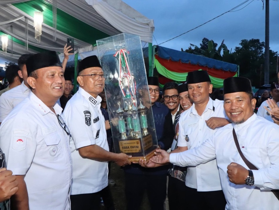 SERAHKAN: Bupati Dairi Vickner Sinaga, Wabup Wahyu Daniel Sagala, Kakan Kemenag Riswan Gajah dan unsur Forkopimda menyerahkan piala kepada kontingen Kecamatan Sidikalang Juara Umum I pelaksanaan MTQ ke-51 tingkat Kabupaten tahun 2026, Rabu (13/5).RUDY SITANGGANG/SUMUT POS.