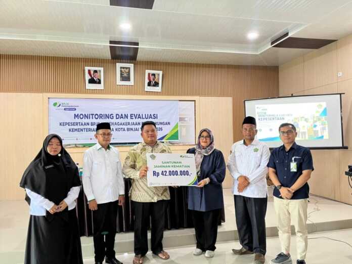 SANTUNAN: Kacab BPJS Ketenagakerjaan Binjai Inggrid Maya Sari (tiga dari kanan) saat menyerahkan santunan secara simbolis usai rapat monitoring dan evaluasi dengan Kemenag Kota Binjai.(Foto: Humas BPJS Ketenagakerjaan Binjai) SANTUNAN: Kacab BPJS Ketenagakerjaan Binjai Inggrid Maya Sari (tiga dari kanan) saat menyerahkan santunan secara simbolis usai rapat monitoring dan evaluasi dengan Kemenag Kota Binjai.(Foto: Humas BPJS Ketenagakerjaan Binjai)