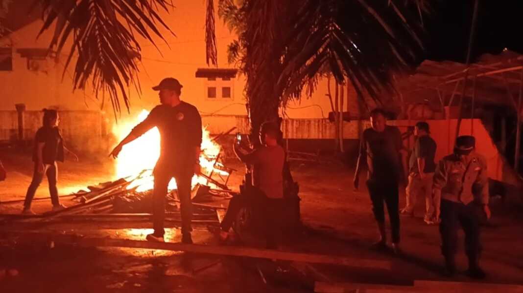 BAKAR BARAK: Polda Sumut saat membakar barak narkoba di Sumut, kemarin. (Istimewa/Sumut Pos)