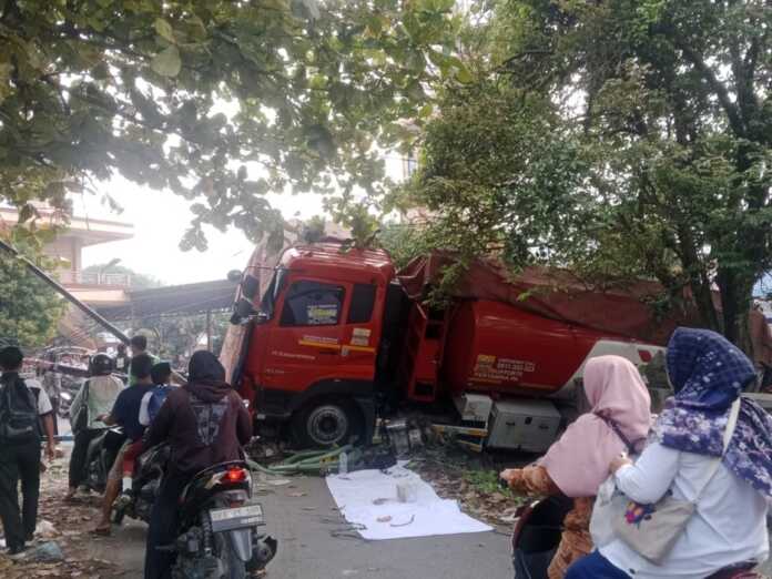 TABRAK: Truk tangki berisi BBM Pertamina menabrak pagar TPU hingga roboh di Jalan Perintis Kemerdekaan, Binjai Utara.(warga/Sumut Pos)