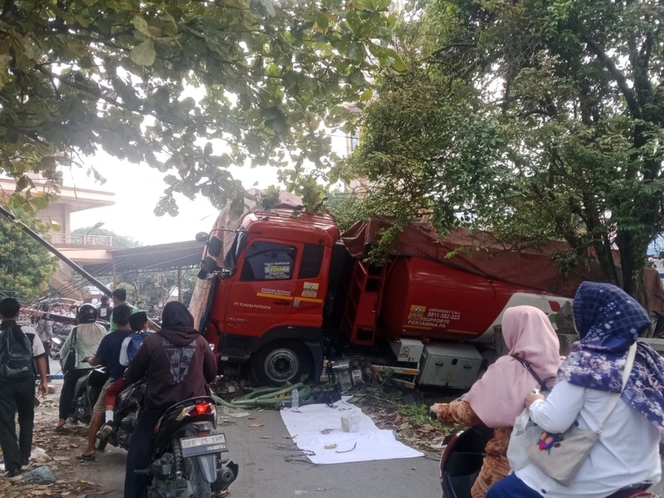 TABRAK: Truk tangki berisi BBM Pertamina menabrak pagar TPU hingga roboh  di Jalan Perintis Kemerdekaan, Binjai Utara.(warga/Sumut Pos)