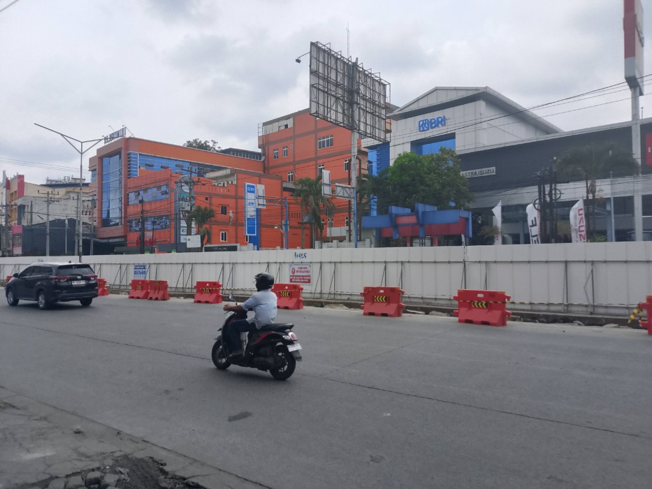 BERJALAN: Proyek pembangunan Halte Bus Rapid Transit (BRT) saat ini tengah berjalan dengan menebang pohon di sepanjang Jalan Sisingamangaraja Medan. (Foto : Ihsan Syahreza)