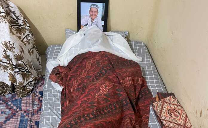 DISEMAYAMKAN: Almarhum Nurdin Lubis saat disemayamkan di Rumah Lansia Bahagia, Desa Tanjung Baru Kecamatan Tanjungmorawa.