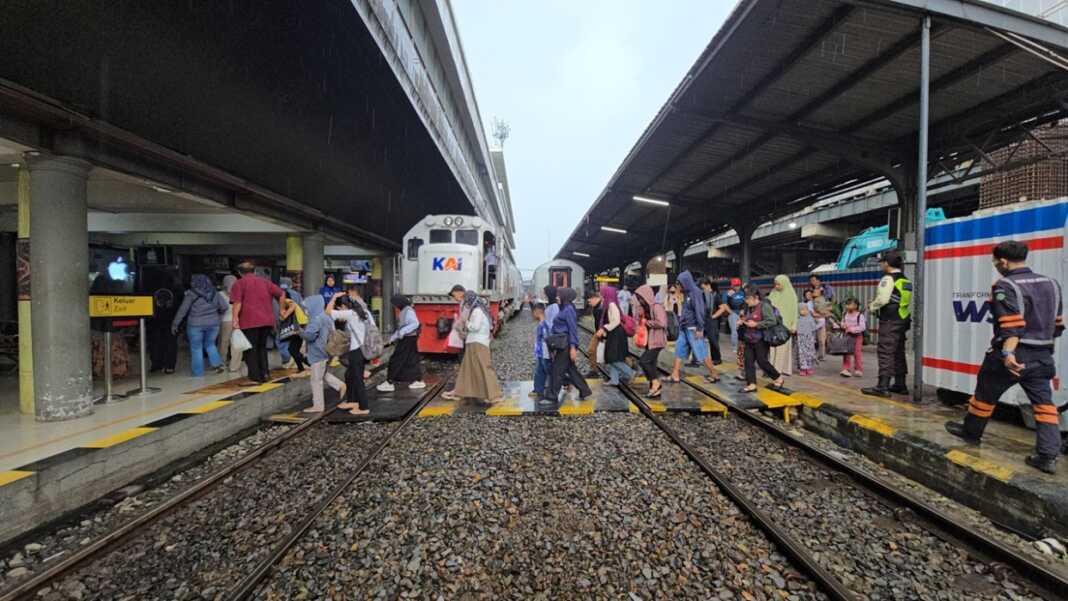 NAIK KERETA API: Calon penumpang saat hendak naik kereta api. Saat libur Kenaikan Yesus Kristus, yakni periode 13 hingga 16 Mei 2026, KA Siantar Ekspres telah melayani sebanyak 6.473 pelanggan.(Dok : PT. KAI Drive I Sumut)