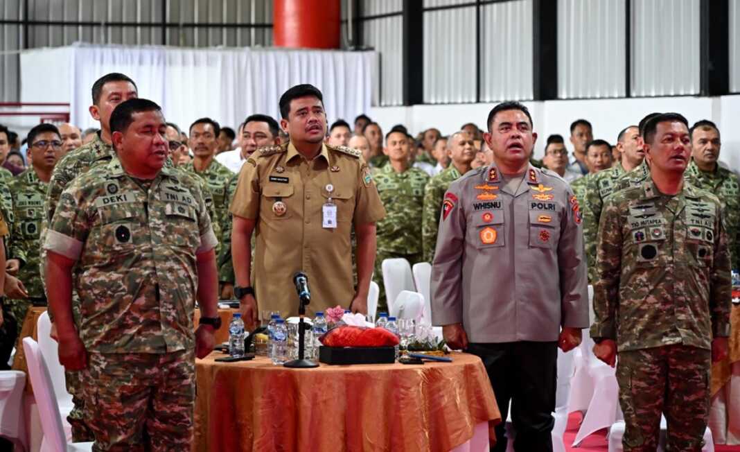 IKUTI PERESMIAN: Gubsu Bobby Afif Nasution bersama Pangdam I/Bukit Barisan Mayjen TNI Hendy Antariksa, Kapolda Sumut Irjen Pol Whisnu Hermawan Februanto, serta jajaran Forkopimda, mengikuti peresmian nasional operasionalisasi 1.061 Koperasi Desa/Kelurahan Merah Putih yang dipimpin Presiden Prabowo Subianto secara virtual dari KMP Tanjung Selamat, Kecamatan Medan Tuntungan, Sabtu (16/5/2026).(Diskominfo Sumut)