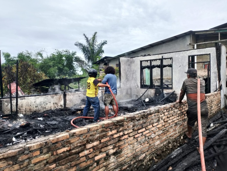 TERBAKAR: Satu unit rumah marga Aritonang di Desa Parbuluan IV, Kecamatan parbuluan, hangus terbakar, Sabtu (16/5). RUDY SITANGGANG/SUMUT POS.