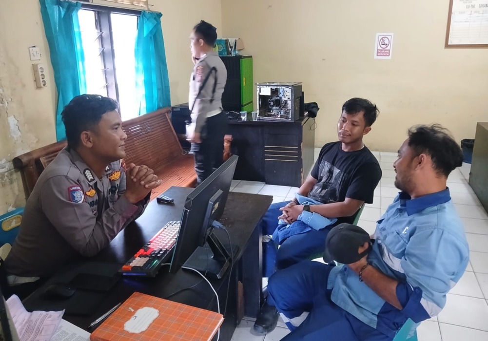 PERIKSA SOPIr: Penyidik Unit Gakkum saat melakukan pemeriksaan terhadap sopir truk tangki PT Pertamina.(Satlantas Polres Binjai/Sumut Pos)