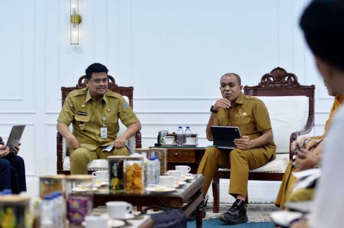 RAPAT: Gubsu Muhammad Bobby Afif Nasution memimpin Rapat Koordinasi dengan OPD terkait untuk Pembangunan Rumah Sakit Internasional Provinsi Sumut di Ruang Kerja Kantor Gubernur Jalan Diponegoro Kota Medan. Senin (18/5/2026).(Diskominfo Provsu). RAPAT: Gubsu Muhammad Bobby Afif Nasution memimpin Rapat Koordinasi dengan OPD terkait untuk Pembangunan Rumah Sakit Internasional Provinsi Sumut di Ruang Kerja Kantor Gubernur Jalan Diponegoro Kota Medan. Senin (18/5/2026).(Diskominfo Provsu).