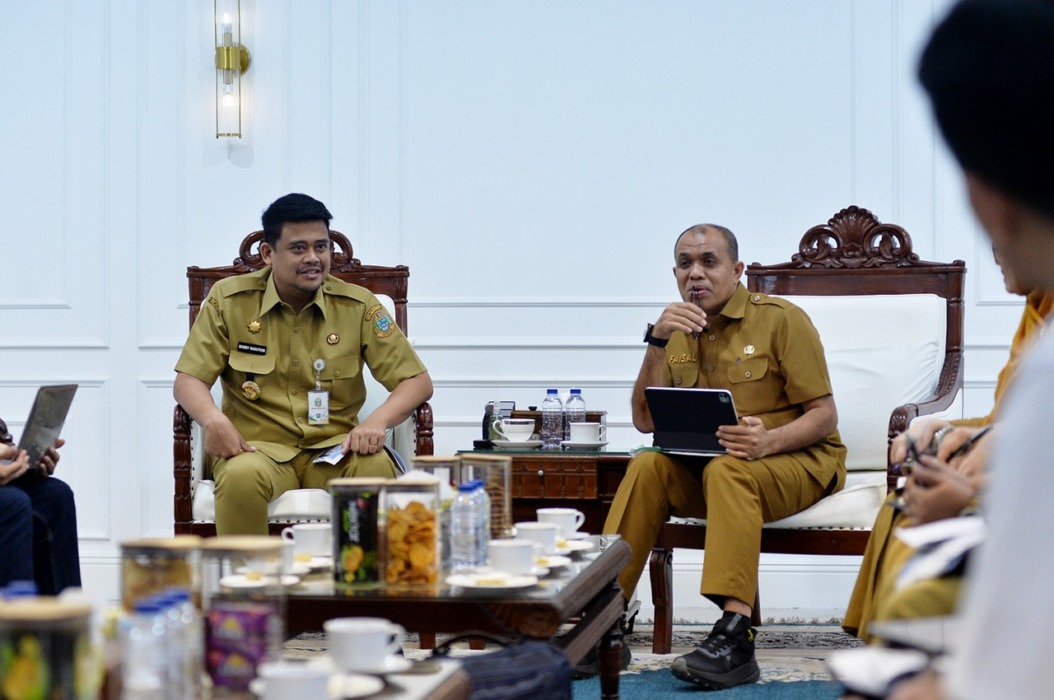 RAPAT: Gubsu Muhammad Bobby Afif Nasution memimpin Rapat Koordinasi dengan OPD terkait untuk Pembangunan Rumah Sakit Internasional Provinsi Sumut di Ruang Kerja Kantor Gubernur Jalan Diponegoro Kota Medan. Senin (18/5/2026).(Diskominfo Provsu).
