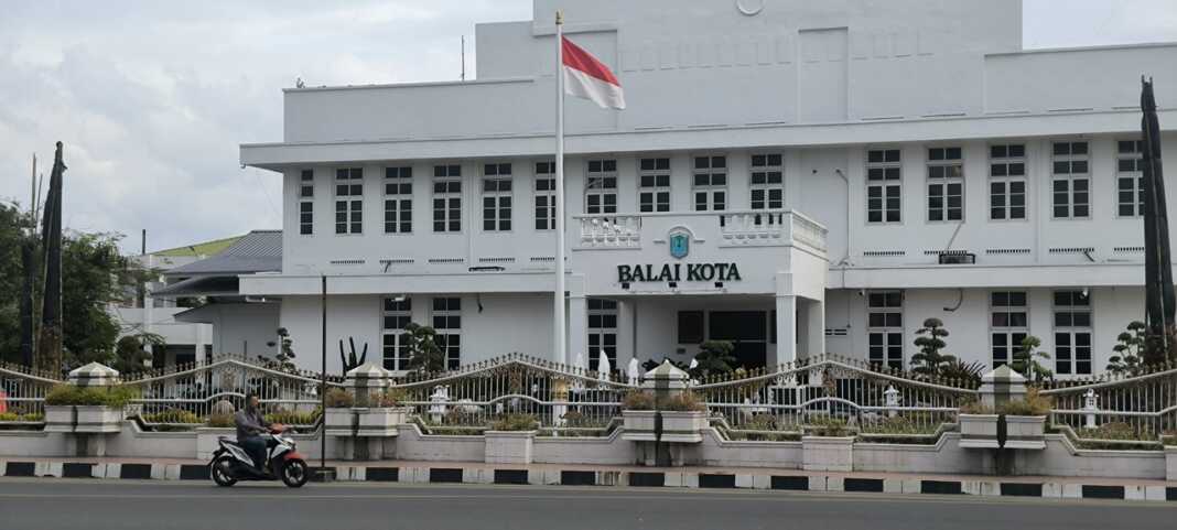 BALAI KOTA: Seorang pengendara saat melintas di depan Balai Kota Binjai, Jalan Jenderal Sudirman. (Teddy Akbari/Sumut Pos)