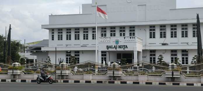 BALAI KOTA: Seorang pengendara saat melintas di depan Balai Kota Binjai, Jalan Jenderal Sudirman. (Teddy Akbari/Sumut Pos)