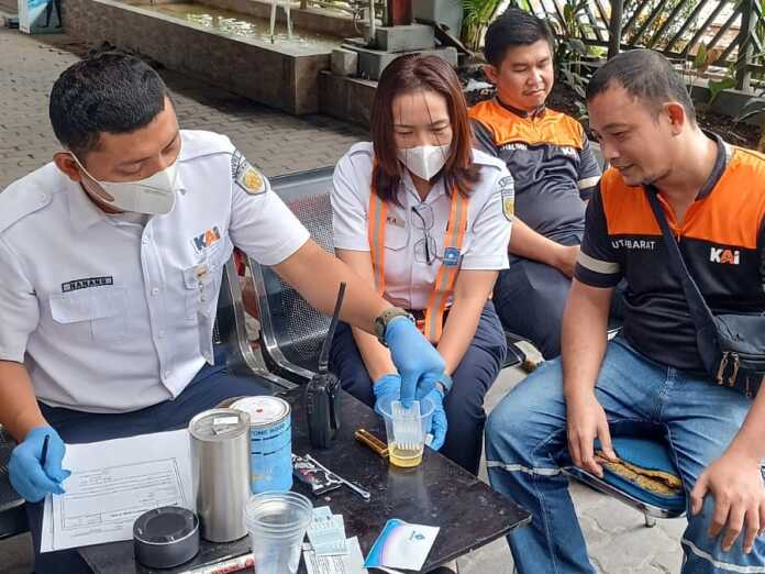 SIDAK: KAI Divre I Sumut memeriksakan urine petugas operasional pada Senin (18/5/2026).(Dok : PT. KAI Drive I Sumut) SIDAK: KAI Divre I Sumut memeriksakan urine petugas operasional pada Senin (18/5/2026).(Dok : PT. KAI Drive I Sumut)